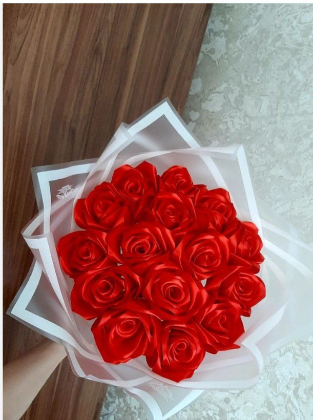دسته گل رز قرمز روبانی ولنتایین کادو عالی برای شما ❤️